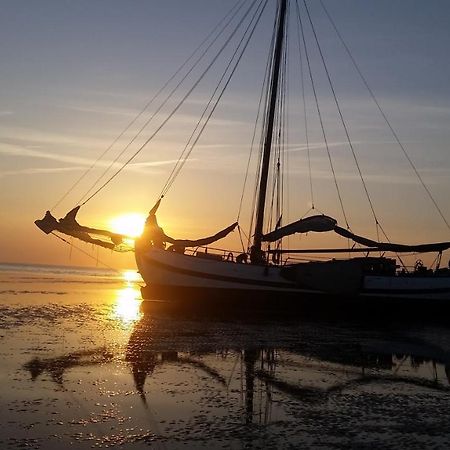 Tjalkjacht Pelikaan Enkhuizen Hostel ภายนอก รูปภาพ