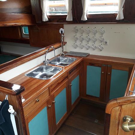 Tjalkjacht Pelikaan Enkhuizen Hostel ภายนอก รูปภาพ