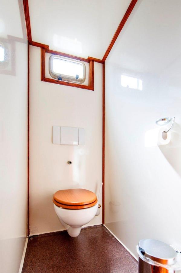 Tjalkjacht Pelikaan Enkhuizen Hostel ภายนอก รูปภาพ
