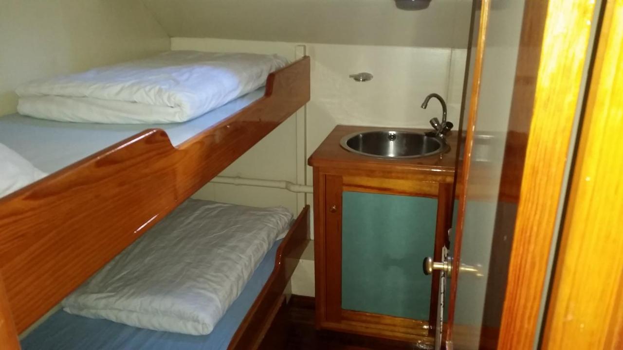 Tjalkjacht Pelikaan Enkhuizen Hostel ภายนอก รูปภาพ