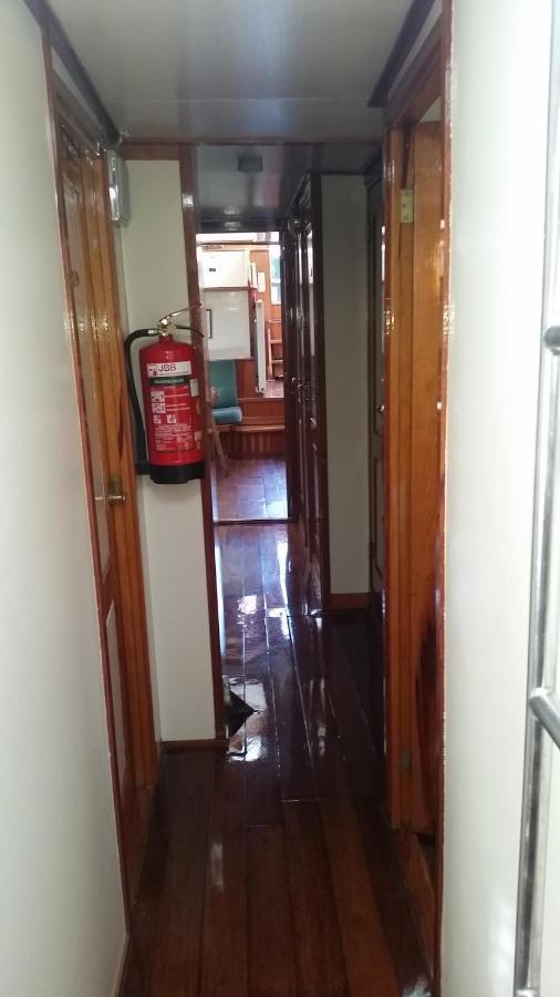 Tjalkjacht Pelikaan Enkhuizen Hostel ภายนอก รูปภาพ